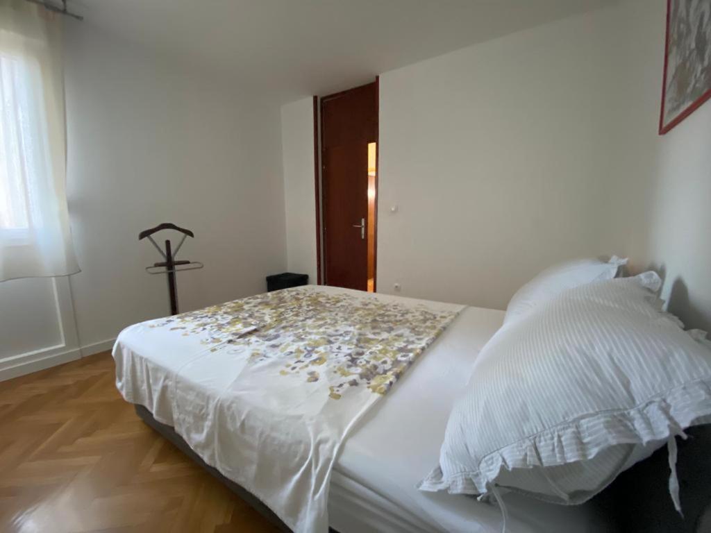 2 Bedroom Apartment/Parking/Market Split Exterior photo